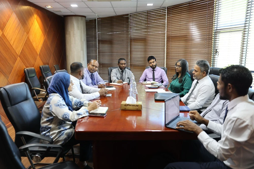 photo for މިނިސްޓަރ އޮފް ޓޫރިޒަމް އިބްރާހީމް ފައިޞަލްއާއި ވަޒީރު އަޙްމަދު ޝިޔާމް ބައްދަލުކުރެއްވުން.